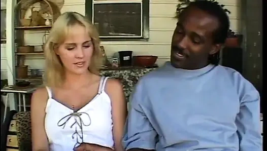 Yaramaz sarışın tatlı Rebecca Starr göt körfezinde siyah çapayla düşürülmekten hoşlanıyor