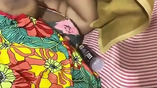 Futanari üvey annemin üzerinde büyük bir dildo yakaladım