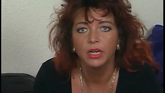 Sarışın hatun ve olgun esmer vahşi üçlü seks eğlencesinde