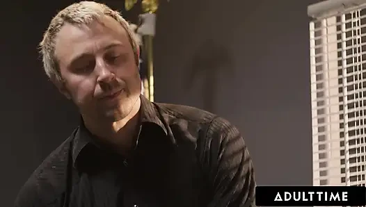 ADULT TIME - orta yaşlı seksi kadın zorba August Skye danışman prenses Emily'yi vahşi üçlü sekse baştan çıkarıyor ve domine ediyor