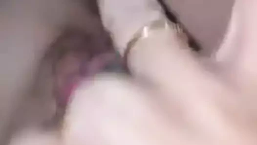 Muy mojadita y cachonda la mami!!!