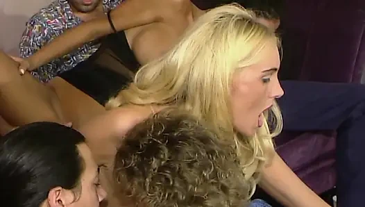 Çarpıcı Alman sürtükler anal dörtlü sekste büyük yarağı paylaşıyor
