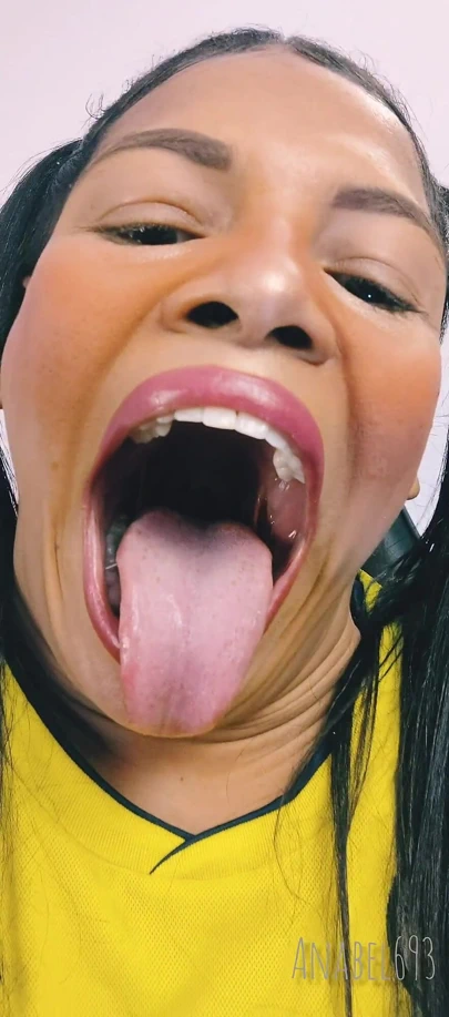 Büyük ağzımla esniyorum