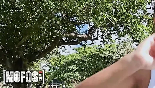 Mofos - sigara içen ateşli Malina Melendez adamla kavga ettikten sonra bir yabancının yarağına binerek rahatlama buluyor