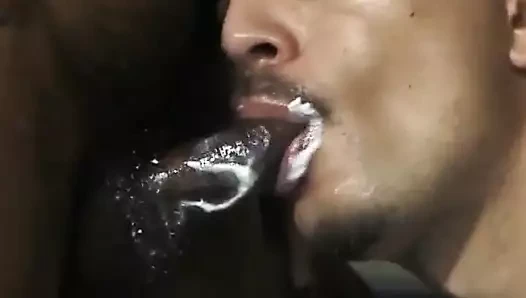 Haydut ateşli beyaz oğlanı götünden sert sikiyor