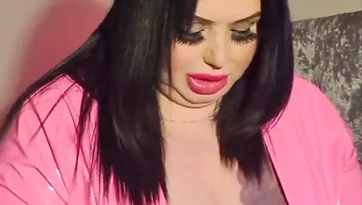 Hile yapan ev sahibi mia milf, horoz + boşalmak için çaresiz