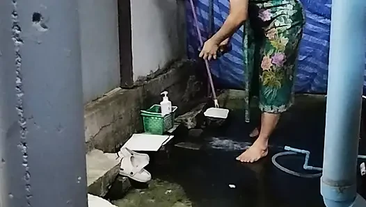 FN125 gözlerin dolaştığı yerde duş alıyor.