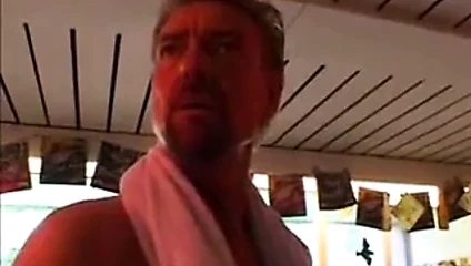 olgun bayan görür adam at havuz ile zor üzerinde 1