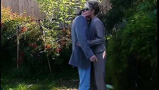 Подтянутая качок обожает вылизать тугую пизду красивой крошки у бассейна