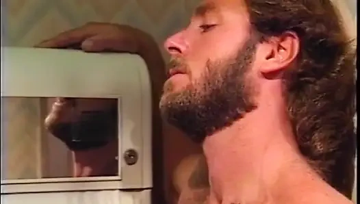 Sarışın çift amcığını tuvalette sikiyor