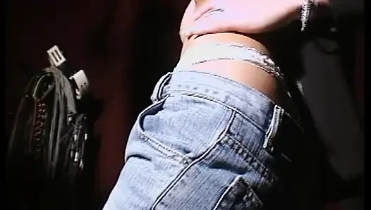 Ateşli Alman orta yaşlı seksi kadın küçük yarak emiyor ve yapay penisle kendini sikiyor