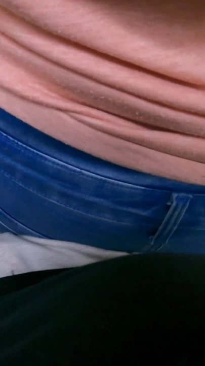 Bilinmeyen Kadın Trende Sikime Dokunuyor Ve Bu Oldu