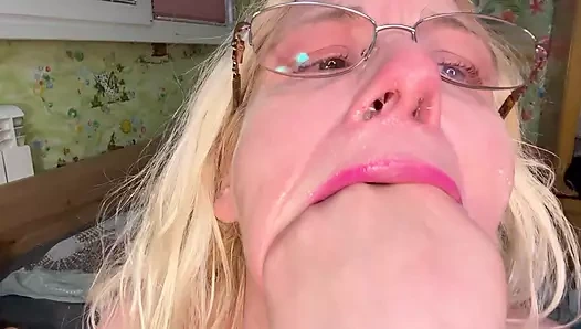 Kirli amcığı ağza, tükürüyor, yüzüme fışkırtıyor