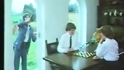 Hye üvey kızları evde oturmanın tadını çıkarıyor!