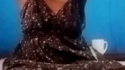 Kendini soyunuyor ve mastürbasyon yapıyor