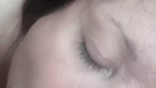 Ateşli kadın, bu sefer beni emiyor. ağzına boşalmak.