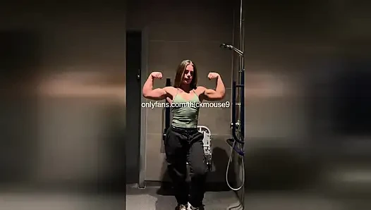 Muskel-mädchen-gangbang: 18-jährige fitnessstudio-muschi von Jocks geritten