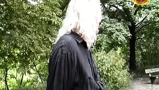 Küçük memeli Alman bayan sert sikilmeden önce tıraş oluyor