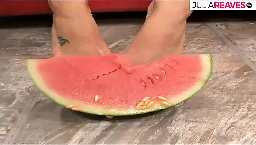 Ateşli kız büyük bir yarağı emiyor ve sonra kanepede bir yıldız gibi biniyor