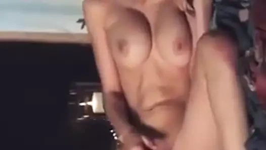 Mükemmel vücut hottie masterbate sonra yüksek sesle