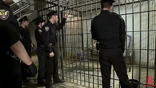 Jeremy Stevens: karantina, hücre çıkarma ve hapishane çetesi sikişi