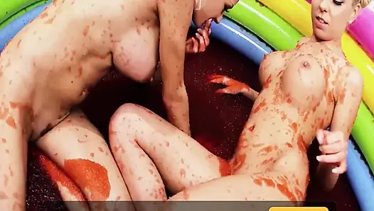 Havuz amcıkları sahnesi 3 bikinili iki ince sarışın lezbiyen jöle havuzunda boşalıyor