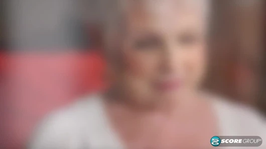 Jewel 20'lü grup seks yarağını emiyor ve sikiyor