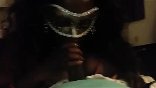 Maskeli orta yaşlı seksi kadın dizlerinin üzerinde