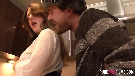 Orta yaşlı seksi kadın mutfakta şampiyon gibi sikişiyor