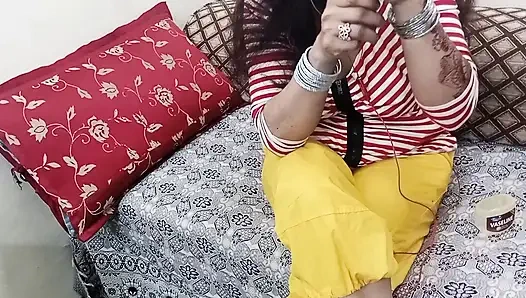 Edepsiz Hintçe görüntülü görüşmede konuşuyor ve dildo yumruk sokma