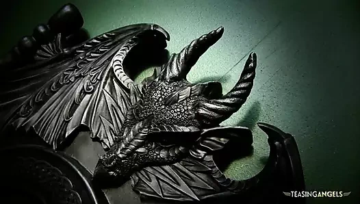 Azgın sarışın vampir başka bir kızla iki yarağı paylaşmayı seviyor