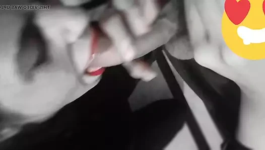 Latika üvey erkek kardeşinin yarağını emiyor ve tüm uzunluğunu ağzına alıyor