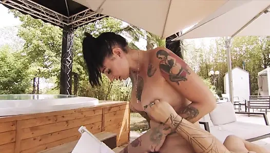 Dövmeli Ateşli Kız açık Havada Yoğun Anal