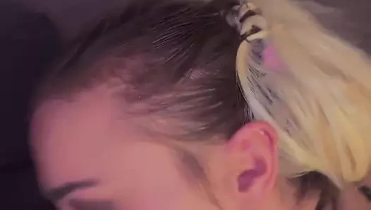 Göt tıkalı Nicole Gigi erkek arkadaşını sikiyor ve karşılığında onu patlatıyor