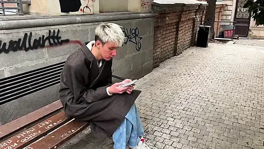 Yabancı bana para teklif etti ve ağzımdan ve deliğimden sikiştirdi