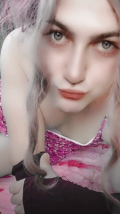 Eller olmadan candy ladyboy hatun transeksüel sevimli bacaklarla mastürbasyon yapmadan önce boşalıyor