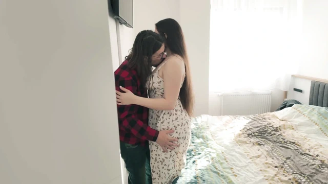 Üvey kız kardeş, üvey erkek kardeşinin bir kızla nasıl seks yaptığını ve onlarla üçlü seks yaptığını içeren bir blog filme alıyor