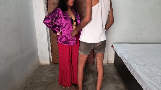 Ateşli desi Hintli kız sert sikişiyor ve fışkırtarak inanılmaz ateşli seks yapıyor