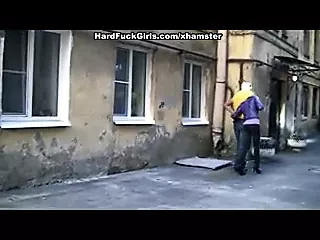 Seksi sarışın yakalandı ve becerdin içinde bir terk edilmiş evde