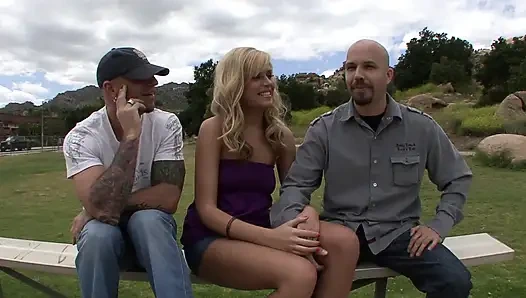 Chica'nın güzel sulu amcığı büyük sert şeyler için geniş açık bekliyor