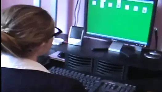 Anne kıyafetleri içinde çok büyümüş hissediyorum