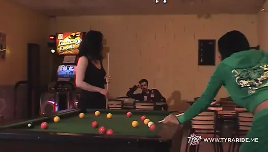 Kırmızı iç çamaşırlı gözleri bağlı sarışın yatak odası sahnesi ve ormanda