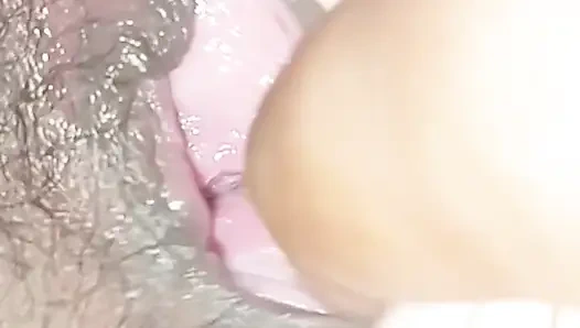 Her ikisi de pembe amcığını oynarken porno izliyor