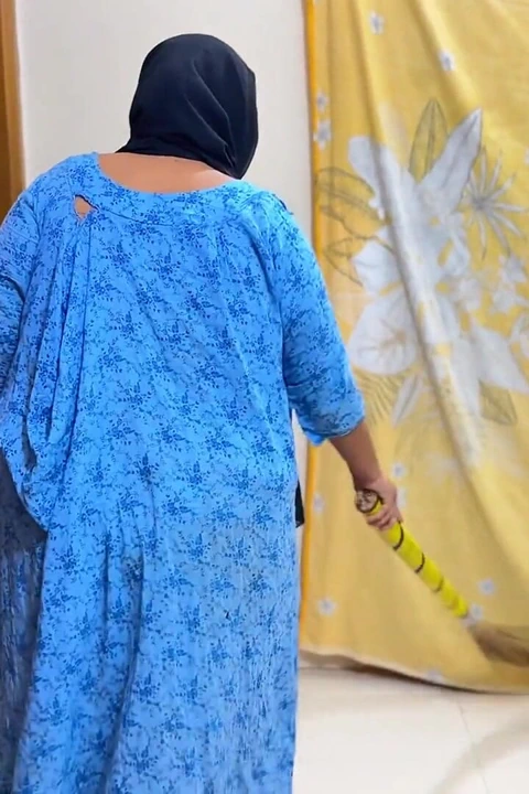 Büyük sarkık sütlü memeler ve göt ateşli Endonezyalı Müslüman teyze odamı temiziyor ve seks için beni baştan çıkarmaya çalışıyor