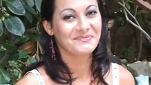 Damızlık seksi kaltağın amını ve kıçını sikikleri, sonra yüzüne boşalır