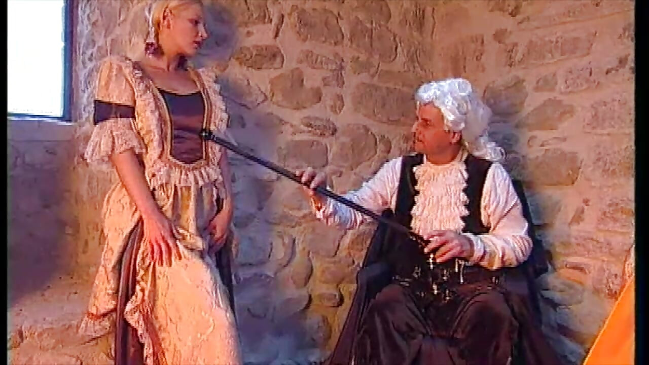 Marki ile maskeli 3 kişilik bir şey
