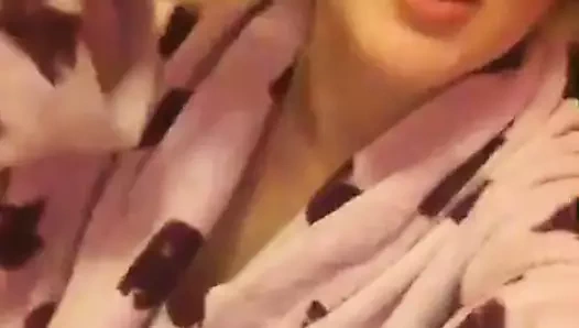 Cep telefonuyla dalga geçen kız