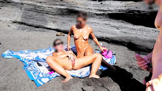 İki kız için plajda yarak teşhiri: arkadaşım Fede bir arkadaşıyla plaja gidiyor ve yarağımla baharatlı bir karşılaşma düzenliyor