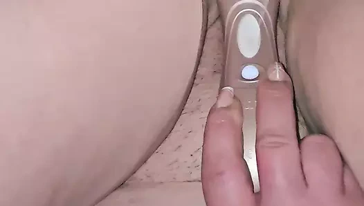 Sadece büyük bir yarağın tadını çıkarıyor. Büyük bir yarağı içine sokuyor ve kadın sessiz kalmak zorunda