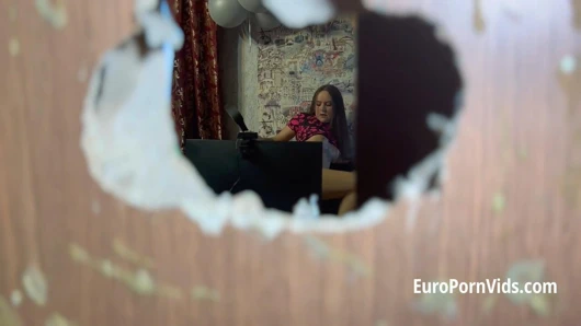 Kocası genç karısını seks kamerasında çalışırken ve anal şov yaparken yakalıyor